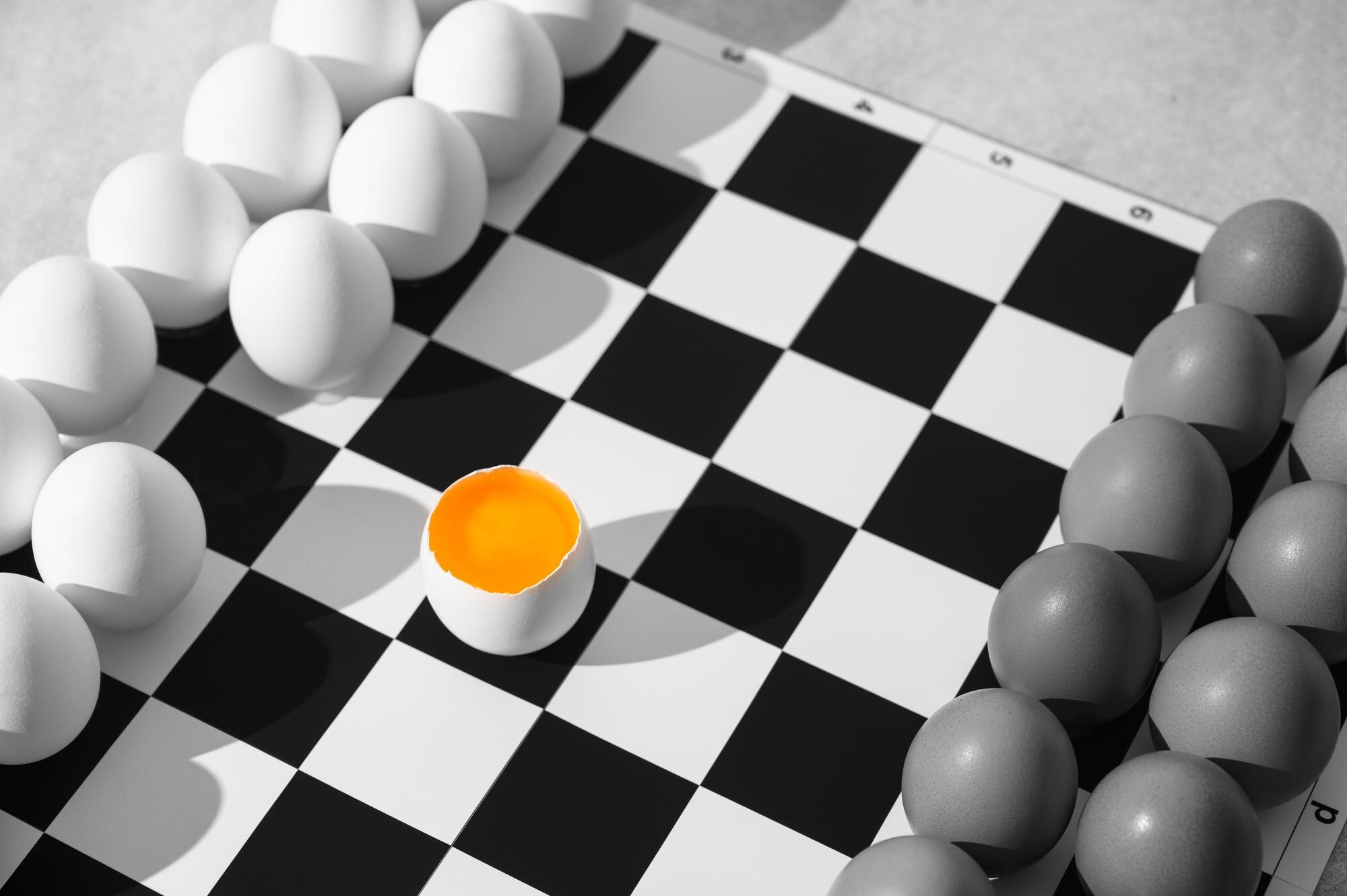 Tim BoarDlithil sedang mengatur papan permainan di sebuah acara